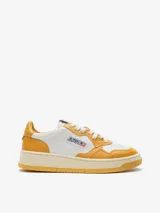 Zapatillas bajas en combinación de cuero blanco y detalles en amarillo, diseño clásico.