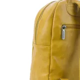 Mochila color beige con diseño capitoneado, bolsillo frontal con cierre, asa de mano y correas regulables.