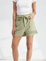Short verde militar de tiro alto con cintura elastizada y lazo para ajustar. Posee bolsillos laterales.