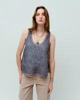 Musculosa de lino color gris con textura.