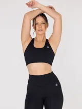 Top deportivo negro con espalda racerback y soporte medio. Cuenta con almohadillas removibles y sujetador integrado.