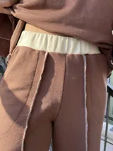 Pantalón deportivo marrón con detalles en color crudo y tela elastizada.