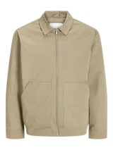 Campera tipo sobrecamisa color beige, con cierre de cremallera, cuello clásico, mangas largas con puños abotonados y bolsillos frontales.