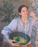 Collar plateado con eslabones grandes de metal con forma irregular.