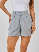 Short a rayas verticales azules y blancas, con cintura alta y botón de ajuste.