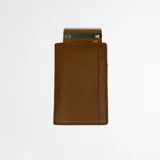 Billetera de cuero color camel con tecnología RFID-blocking, cierre magnético y capacidad para 5-7 tarjetas en el tarjetero anticlonación + 2 tarjetas adicionales en bolsillo interno y trasero. Bolsillo frontal con espacio adicional para efectivo.