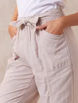 Pantalón de lino color amarillo con pretina ancha, pasadores y lazo de ajuste.