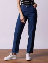 Jean elastizado de corte recto, color azul denim, con pretina con pasadores, botón y cierre. Tiene tres bolsillos delanteros y dos bolsillos traseros.