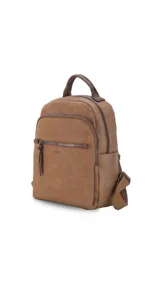 Mochila marrón de símil cuero con dos bolsillos frontales, bolsillo principal de gran capacidad, dos bolsillos internos con cierre y uno abierto, bolsillos laterales abiertos, asa de mano y correas regulables.