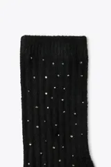 Calcetines altos negros con detalle de strass plateado.
