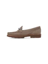 Mocasín de cuero negro con detalle de hebilla metálica plateada.