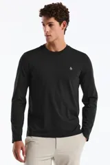 Remera de manga larga color negro con cuello redondo y el logo del pingüino bordado en blanco en el pecho.