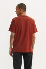 Remera de algodón color ladrillo con logo Levi's estampado en el pecho.