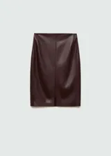 Falda midi de cuero sintético color marrón chocolate, corte recto, tiro alto y abertura frontal.