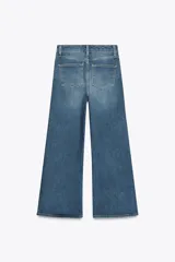 Pantalón de jean azul de corte ancho, tiro alto y largo hasta el tobillo.