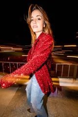 Blazer rojo con lentejuelas, solapas de muesca y corte recto.