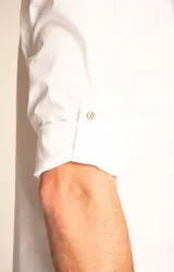 Camisa amarilla de algodón orgánico, manga larga con botones de madera, cuello italiano, calce regular, bolsillo de pecho con logo bordado.
