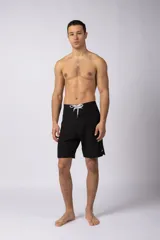 Short de baño azul marino con cordón blanco en la cintura y logo de la marca en la pierna derecha.