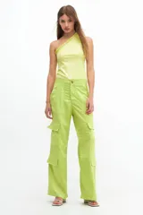 Pantalón cargo verde lima de satén, tiro medio y corte holgado con múltiples bolsillos.