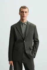Blazer azul marino de lino con corte regular fit, cuello con solapas de muesca, manga larga con puños abotonados, bolsillo de vivo en el pecho, bolsillos de solapa en la cadera, bolsillo interior, aberturas en la espalda y cierre frontal de botonadura.