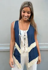 Chaleco azul marino con detalles de crochét color crema en los bordes.