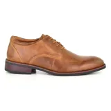 Zapato de vestir acordonado color negro, de cuero liso, con suela de goma y tacón bajo.