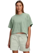 Remera verde de corte cropped y holgado, con logo estampado en el pecho. Tejido grueso con tacto suave y aspecto lavado integral.