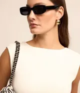 Blusa sin mangas color blanco, con cuello redondo y espalda abierta con escote en U.