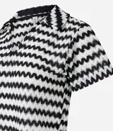 Blusa femenina de punto con cuello polo, mangas cortas y estampado de rayas horizontales en tonos naranja, marrón, blanco y verde.