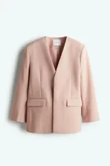 Blazer color rosa viejo de sarga, corte oversized, sin cuello, con pinzas delanteras, bolsillos ribeteados con solapa y abertura en los puños.