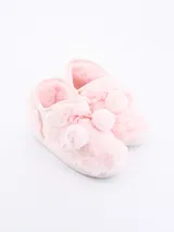 Pantuflas tipo bota de tela peluda color rosa, con detalle de moño y pompones.