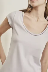 Remera negra ajustada al cuerpo, con detalles calados y escote en pico, confeccionada en algodón y elastano.