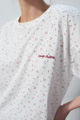 Camisón corto blanco con estampado de lunares rojos y bordado con la frase "pour faire la sieste".