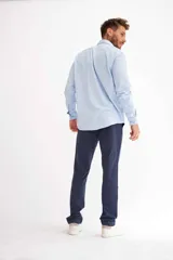 Pantalón de vestir azul marino, corte recto, con bolsillos laterales y traseros.