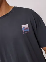 Remera color crudo de algodón con estampa en la espalda con motivos playeros y la frase "Surf Island Rusty Go".