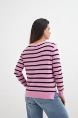 Sweater de punto negro con rayas horizontales blancas y escote en V.