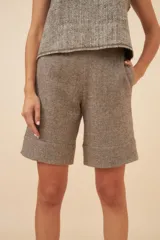 Bermuda de lana fina color gris con bolsillos laterales y forro interior.