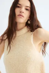 Top sin mangas color crema, tejido en punto suave con mohair y lana.