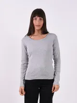 Remera básica de manga larga en color gris melange, con cuello redondo y calce entallado.