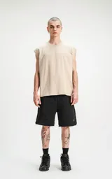 Sudadera sin mangas color beige, con cuello redondo y corte holgado.