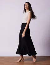 Falda larga color beige de lino y rayón, con pretina ancha, pasadores y cinturón con hebilla redonda. Marca Tahari.