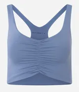 Top deportivo celeste con escote nadador en la espalda y fruncido delantero.