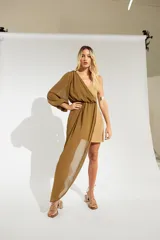 Vestido largo azul marino con un hombro descubierto, manga larga abullonada y falda irregular con sobrevestido de crepé.