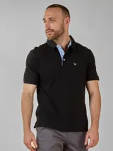 Chomba negra de piqué con cuello clásico y tapeta de dos botones. Tiene logo bordado en el pecho.