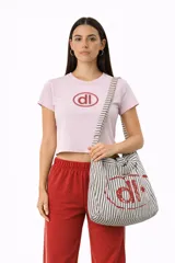 Bolso de tela tipo tote bag, con rayas verticales blancas y azul marino. Presenta un estampado grande en rojo con el logo 'dl' en estilo desgastado. Tiene tiras anchas para llevar al hombro.