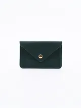 Billetera de cuero sintético color verde oscuro, con cierre de broche a presión dorado.