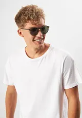 Gafas de sol Eco Shades Fontana con montura redonda gris y lentes verdes. Fabricadas con acetato biodegradable y lentes de PMMA reciclado.