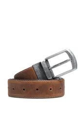 Cinturón reversible de cuero color marrón y tostado, con pespuntes a tono, siete agujeros, pasador metálico y hebilla rectangular color plata vieja libre de níquel y plomo.