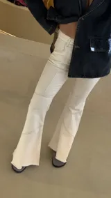 Pantalón de jean oxford azul oscuro con recortes y terminación desflecada.