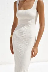 Vestido midi de punto a rayas horizontales blancas y negras, con escote cuadrado y tirantes anchos.